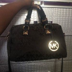 michael kors black crossbody hand bag